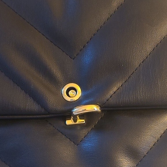 NWT- Women’s Quilted Chevron Design Crossbody or Clutch With Chain Strap - Picture 10 of 13